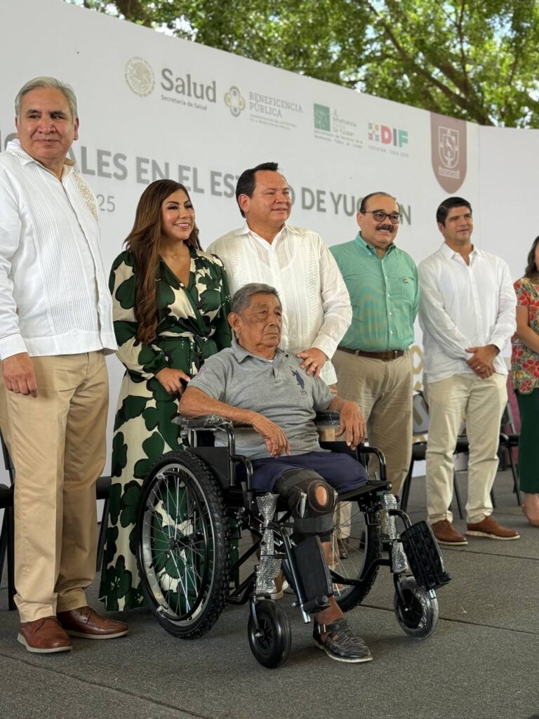 director de la Beneficencia Pública Nacional, Alfredo Cordero Esquivel; el gobernador Joaquín “Huacho” Díaz Mena; la presidenta del DIF Yucatán, Wendy Méndez Naal; y Raúl Osorio, coordinador de la Beneficencia Pública Estatal.